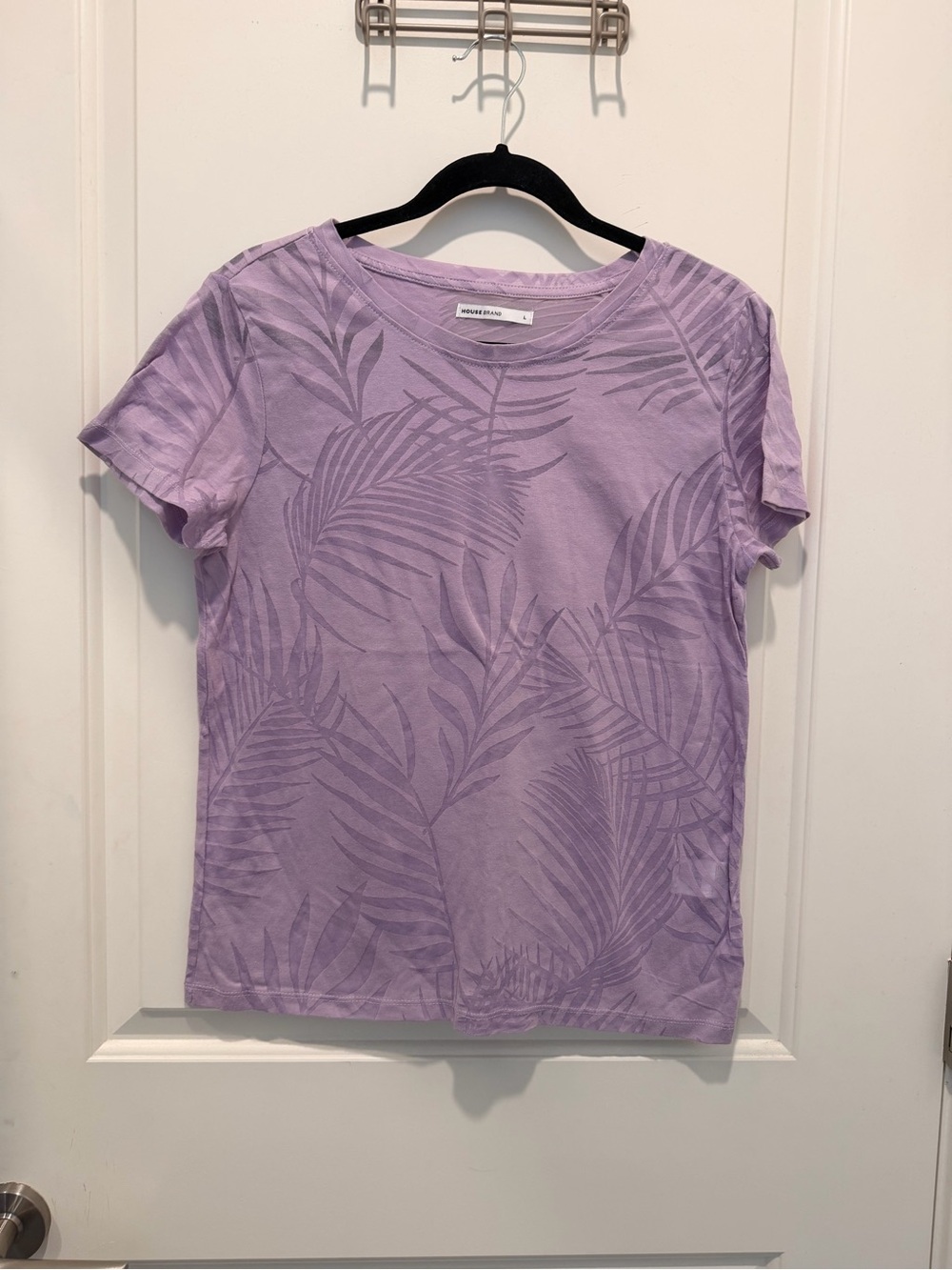 HOUSE BRAND T-Shirt Size
L Purple Palm Leaf Print
Crewneck